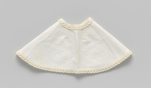 Shoulder mantle of white cotton trimmed with a scalloped edge lace