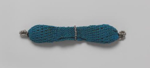 Purse, blue, crocheted. With sixteen Spielmarken