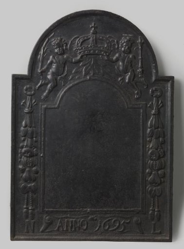 Fireplace plate with a crown between putti
