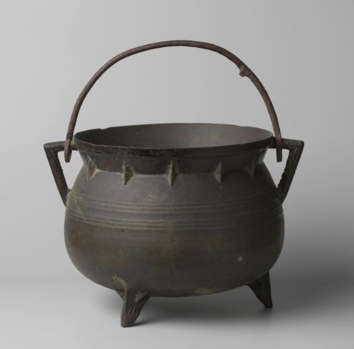 Cooking pot with two sets of three decorative rings.
