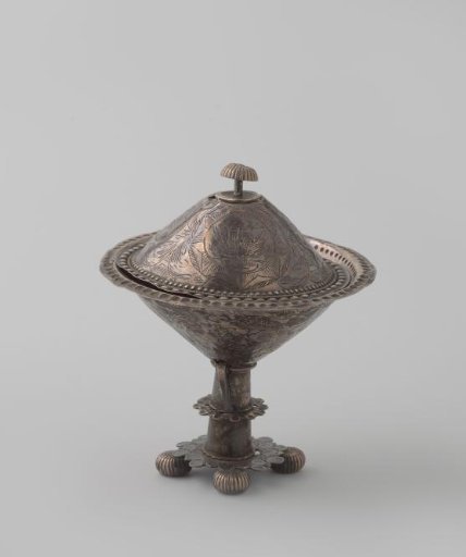 Silver ciborium. The conical cup with lid stands on a conical stem. Entirely decorated with engraving in leaf and star motifs.