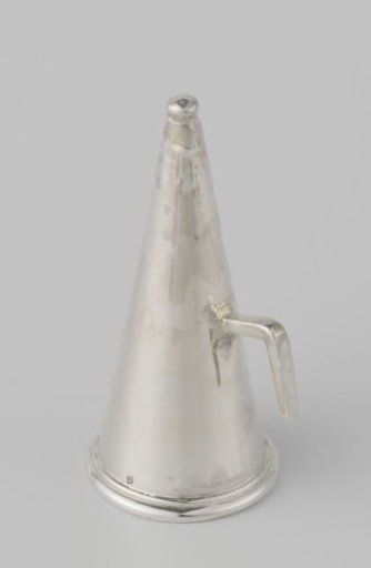 Dome-shaped lid with profiled lower edge and crowned with a small compressed spherical knob. A hook halfway up fits into the eye of the snuffer