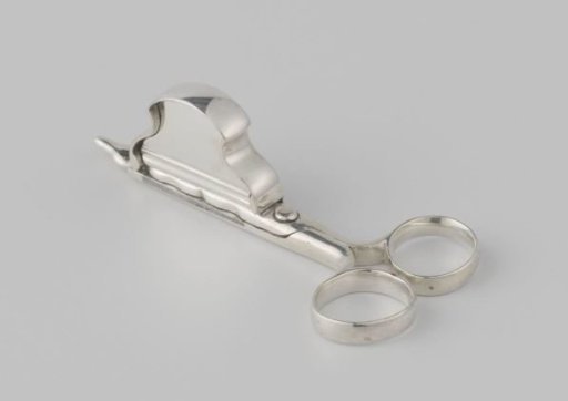 Snuffer or snuffer scissors with short and long legs featuring oval-shaped eyes. On the short leg a bell-shaped flap with a scalloped lower edge fits into the bottle-shaped snuffer chamber on the long leg