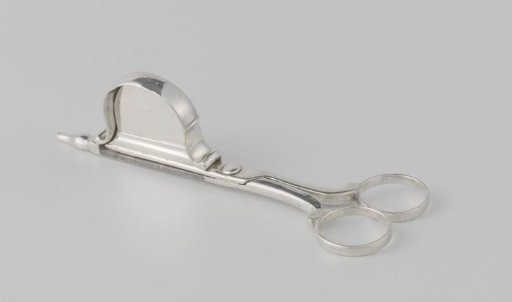 Snuffers with unequal outwardly curved legs ending in flat knobs, to which round eyes are attached.
