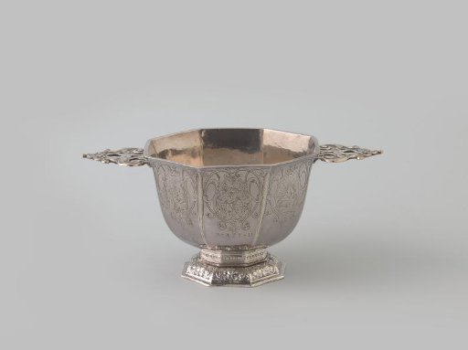 Silver brandy bowl with high, octagonal, engraved cup and with two horizontal cast handles