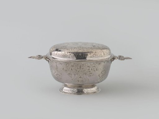 Silver brandy bowl with lid. Oval bowl with two horizontal handles in the form of French lilies. Entirely engraved.