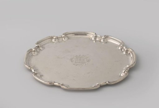 Presentation plate of silver with decorated border. In the center an engraved crowned coat of arms, possibly of the Van Bijlandt family.