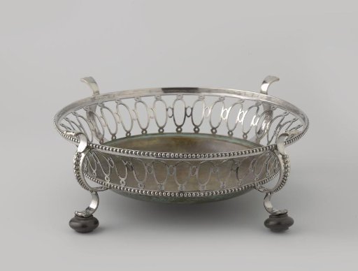Pipe bowl, round, with pierced wall with ovals and edged with pearl strings
