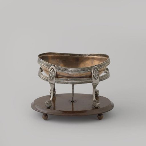 Silver pipe bowl, round, with flared six-lobed rim and along the bottom garlands with portrait medallions. On four feet on a wooden base.
