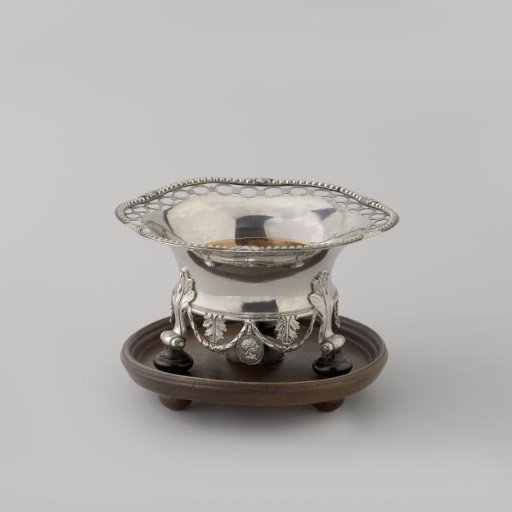 Pipe bowl with six-lobed, openwork upper rim
