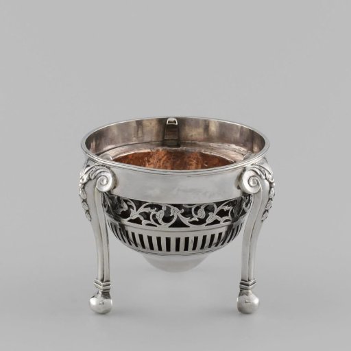 Tobacco comforter on three feet from the upper edge. Inner bowl of copper.