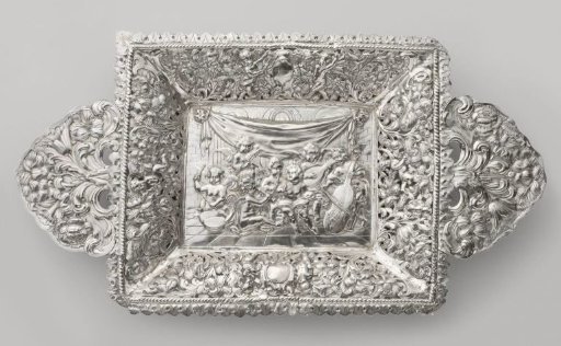 Diaper basket with a representation of music-playing putti