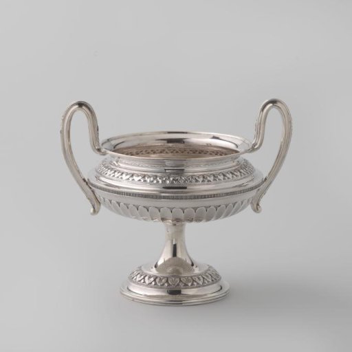 Sugar vase, round, with cannelures and acanthus leaf