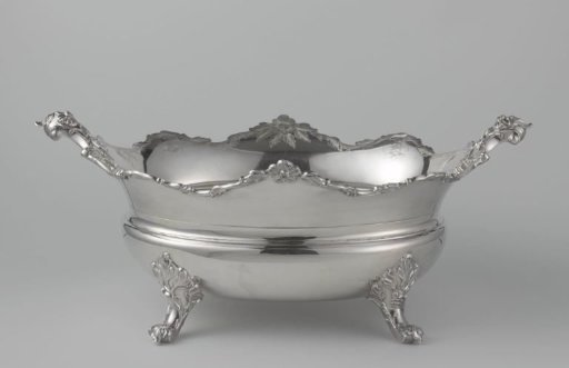 Silver cooling vessel, oval, on four legs. Smooth vaulted wall with bulging body. Two obliquely rising handles.