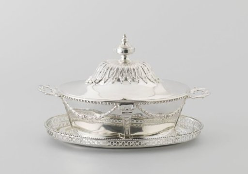 Silver tureen, with lid and underplate