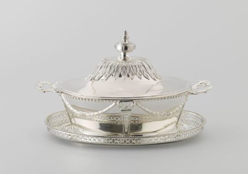 Silver tureen, with lid and underplate