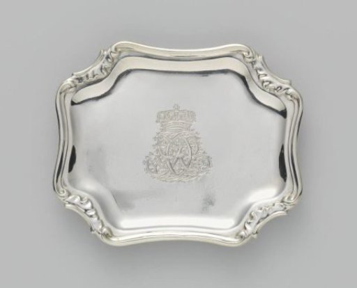 Leaf of silver, rectangular with eight indentations along the sides and resting on four volute-shaped feet. With engraved mirror monogram EE