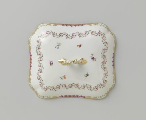 Lid, elongated, with a knob, belonging to a service with a swirled ribbon motif featuring leafy branches, floral bouquets, and scattered flower branches