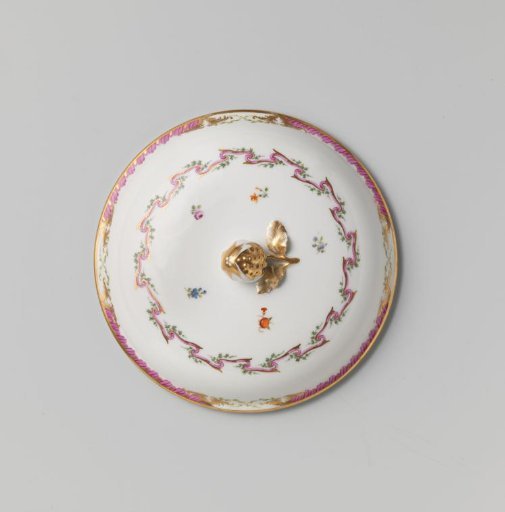 Lid of a bowl or basin, round, with a wooden handle, part of a service with a swirled ribbon motif featuring leafy branches, floral bouquets, and scattered flower sprigs