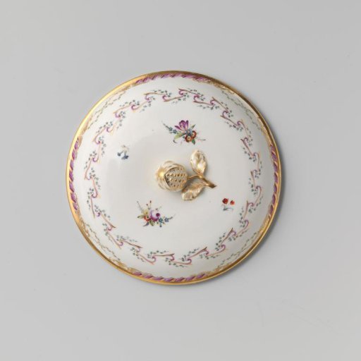 Lid of a bowl or basin, round, with a wooden handle, part of a service with a swirled ribbon motif featuring leafy branches, floral bouquets, and scattered flower sprigs