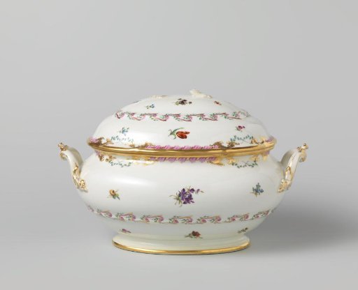 Lid of a tureen, part of a service with a swirled ribbon motif featuring leafy branches, floral bouquets, and scattered flower sprigs