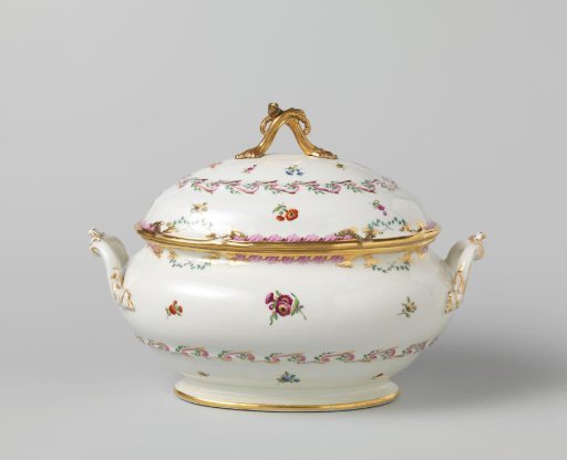 Lid of a tureen with a swirled ribbon motif featuring leafy branches, floral bouquets, and scattered flower sprigs