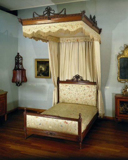 Bed of oak, with canopy and loose curtains
