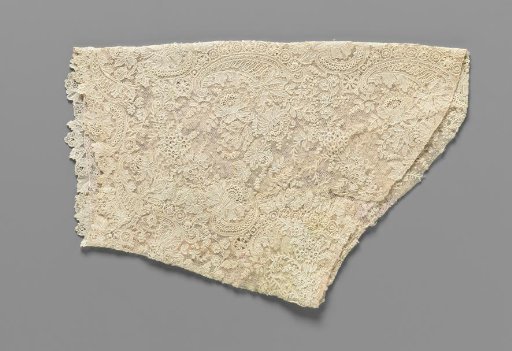 Sleeve of a strip of needle lace with volutes and peonies