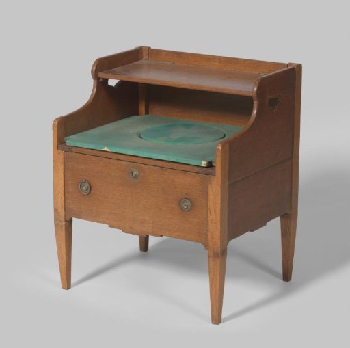 Chamber pot equipped with brass handles and lock plate, lined on the inside with green cloth