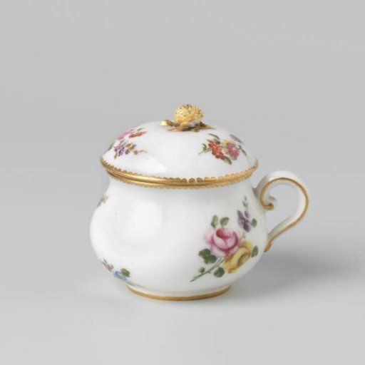 Cover of a pot with bouquets