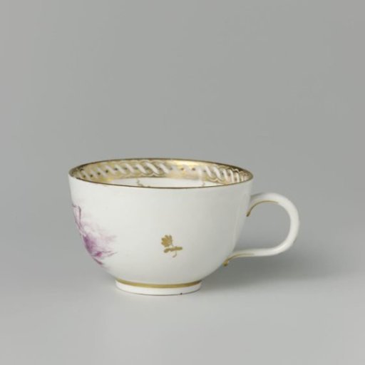 Cup with putti on clouds