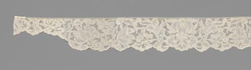 Engageante of needle lace with bunch flowers and tulips