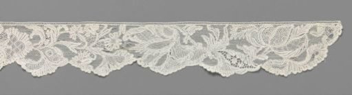 Engageante of needle lace with bunch flowers and tulips