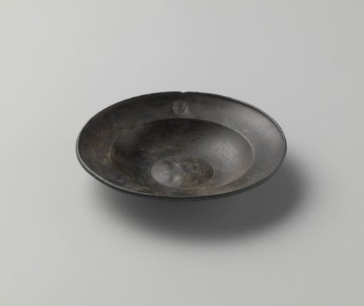 Tin plate with a hollow rim