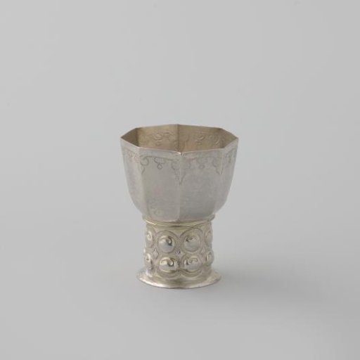 Cup of gilded silver in the form of an octagonal Rogers with leaf motifs along the rim.