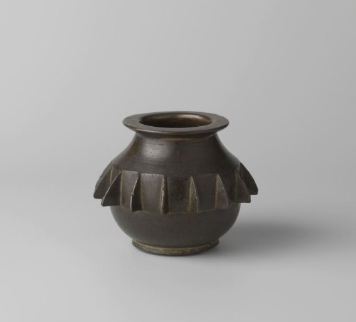 Spherical mortar decorated with fin-shaped projections