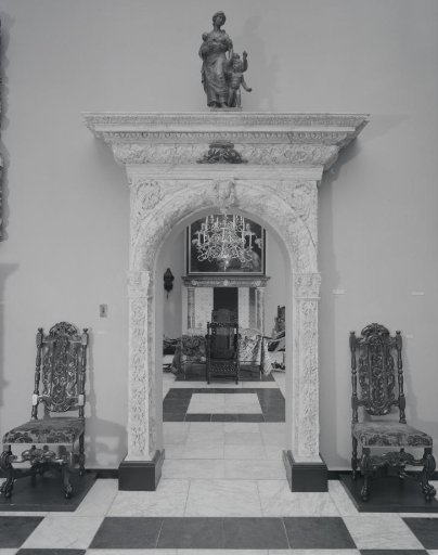 Portico (Bolsward) of marbled pine wood, decorated with pilasters, stonework, flowers and fruits, and coats of arms.