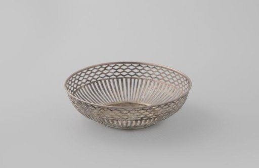 Silver basket, round and bulbous, with pierced sides