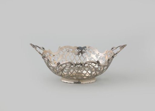 Silver bonbon basket, oval, in Louis XV style, with pierced wall with leaf motifs