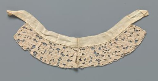 Cuff of ribbon lace with various calyx flowers and a double C-scroll