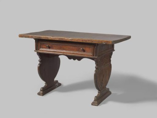 Cheek table with vase-shaped cheeks, turned knobs and standing acanthus leaf