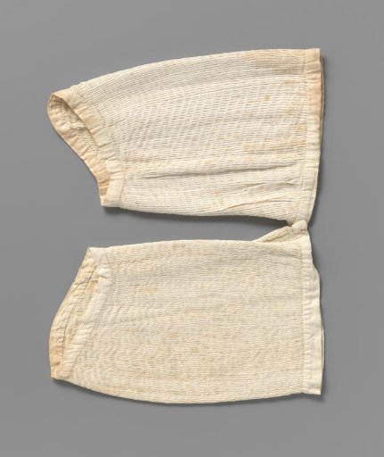 Sleeve of white pleated linen