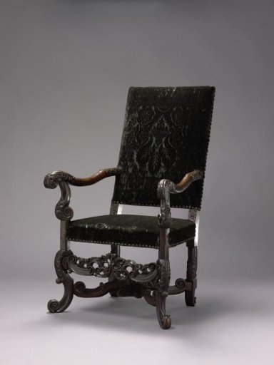 Armchair on front legs placed diagonally in the form of broken S-scrolls, decorated with acanthus leaves. The back frame rests on supports with rosettes