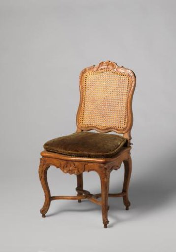 Chair of walnut and beech wood with S-shaped splayed legs; X-shaped cross with rosette; carved floral and foliate work, wicker back and seat, with loose cushion