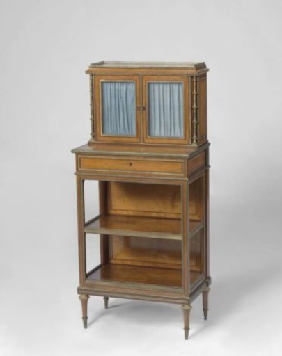 Bonheur du jour with lower and middle leaf and with projecting top piece with two doors. Openwork cornice. Leaf of white marble. Inlaid with various types of wood