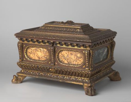 Chest of walnut