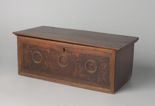 Chest of cornoelje wood, decorated with drawings in East Indian ink