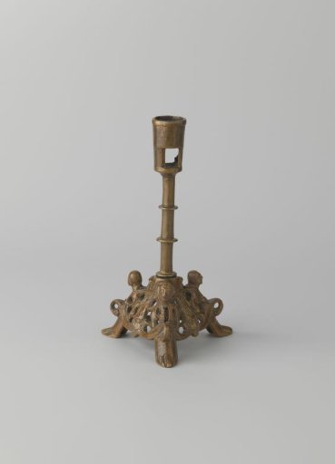 Kandelaar met driezijdige voet, versierd met drakenkoppen en mensfiguren temidden van ranken