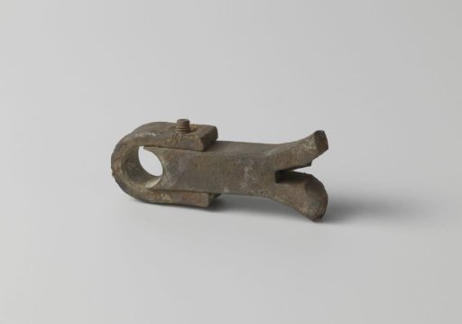 Part, hinge (?) gate door with pointed arch crowns and the letter F., from the Mannheimer collection