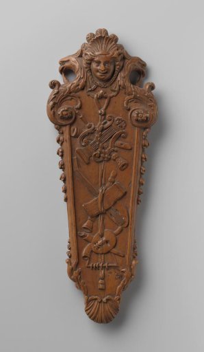 Grater made of palm wood decorated with a coat of arms